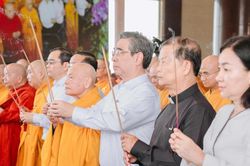 Tưởng niệm Anh h&ugrave;ng liệt sĩ, tri &acirc;n gia đ&igrave;nh c&oacute; c&ocirc;ng với c&aacute;ch mạng