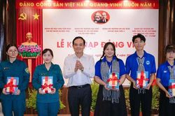 Kết nạp Đảng cho 5 bạn trẻ tiêu biểu tại Côn Đảo