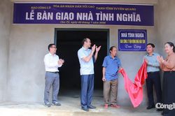 Báo Công lý và Tòa án tỉnh Tuyên Quang bàn giao nhà tình nghĩa