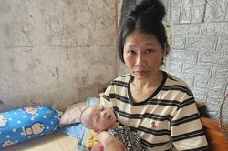 Cháu ngoại 3 tháng tuổi khóc vì đói, bà ngoại bệnh tim bất lực lau nước mắt