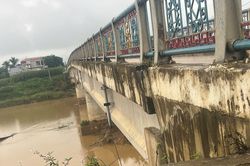 Cảnh đáng lo ngại xuất hiện dưới trụ cầu mới sử dụng hơn 4 năm