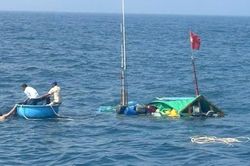 Giông lốc làm chìm tàu cá Quảng Ngãi, 33 ngư dân được cứu, 3 người mất tích