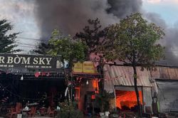 Cháy dữ dội dãy quán bia, lán xưởng tạm ở Hà Nội, nhiều tiếng nổ phát ra