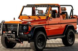 Ngắm chiếc Mercedes G-Wagen gần 40 năm tuổi được độ lại với màu sơn nổi bật