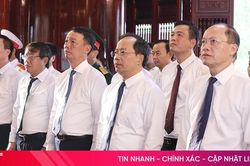Lãnh đạo Hà Tĩnh dâng hương tưởng niệm Chủ tịch Hồ Chí Minh và các anh hùng liệt sĩ