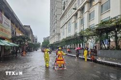 H&agrave; Nội: Mưa lớn k&eacute;o d&agrave;i, dềnh nước tại một số tuyến phố