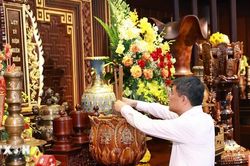 Thủ tướng dâng hương tưởng niệm tại các Anh hùng liệt sỹ tại Điện Biên