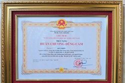 Truy tặng Hu&acirc;n chương Dũng cảm cho chiến sỹ cứu 2 người bị điện giật