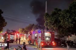 Hà Nội: Cháy lớn tại Tân Triều Mới, nhiều bình gas được đưa ra khỏi hiện trường
