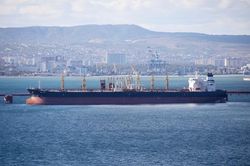EU lần đầu thiết lập cơ sở pháp lý để bán dầu Nga từ các tàu chở dầu bị trừng phạt