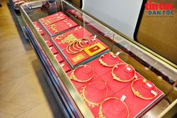 Thị trường vàng sáng 25/7: Việc giữ hay bán vàng cần dựa trên chiến lược quản trị danh mục rõ ràng