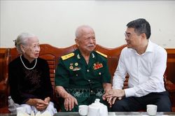Thủ tướng thăm gia đình chính sách tỉnh Điện Biên