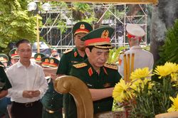 Phó Thủ tướng dâng hương tưởng niệm, động viên lực lượng tìm kiếm hài cốt liệt sĩ