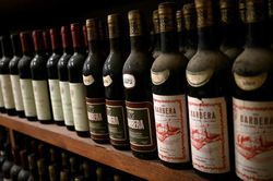 Ng&agrave;nh rượu vang Italy lao đao