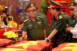 Đại tướng Phan Văn Giang dâng hương tưởng niệm các anh hùng liệt sĩ tại Công viên Lê Thị Riêng