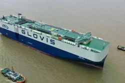 Trung Quốc bàn giao siêu tàu chở 10.800 ô tô đầu tiên trên thế giới tích hợp điện mặt trời