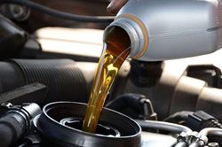 Thay dầu ô tô, căn cứ vào số km hay thời gian sử dụng?