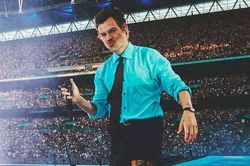 Vỉa hè sụt lún, xe cảnh sát lật ngay trước concert của Harry Styles