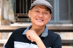 NSƯT Hữu Châu hôn người đặc biệt