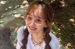 Người đặc biệt thân mật với Hari Won gây xôn xao