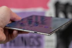 Samsung dùng titan để giải bài toán khó nhất trên điện thoại gập