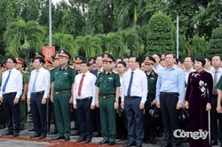 Đại tướng Phan Văn Giang d&acirc;ng hương tưởng niệm c&aacute;c Anh h&ugrave;ng liệt sĩ tại L&acirc;m Đồng