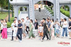 Dòng người nghẹn ngào tri ân tại 'tọa độ lửa' Ngã ba Đồng Lộc
