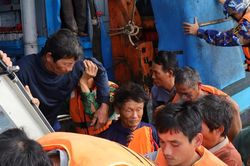 Cứu hộ kịp thời 33 ngư dân tàu cá Quảng Ngãi gặp nạn ở Trường Sa