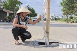Nhiều nắp cống tại mặt bằng tái định cư Núi Long bị vỡ, mất nắp, tiềm ẩn nguy cơ mất an toàn