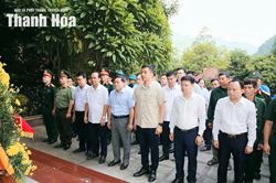Phó Bí thư Thường trực Tỉnh ủy Nguyễn Hồng Phong dâng hoa, dâng hương tại Khu Di tích lịch sử cách mạng Quốc gia Hang Co Phương