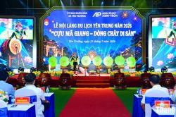 Y&ecirc;n Trung khai hội, đ&oacute;n nhận giải thưởng 'L&agrave;ng du lịch cộng đồng tốt nhất năm'