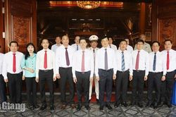 Trưởng Ban Tổ chức Trung ương Nguyễn Duy Ngọc dâng hương tri ân các Anh hùng liệt sĩ tại An Giang
