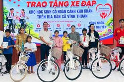 Xã Vĩnh Thuận trao 10 xe đạp cho học sinh khó khăn trước năm học mới