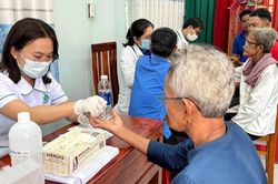 Khám bệnh, tặng quà cho hơn 200 người dân khó khăn ở Ô Lâm