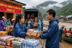 Tình người trong mưa lũ