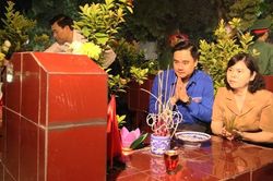 Bắc Ninh: L&atilde;nh đạo tỉnh thắp nến tri &acirc;n c&aacute;c Anh h&ugrave;ng liệt sĩ tại phường Vũ Ninh v&agrave; T&acirc;n An