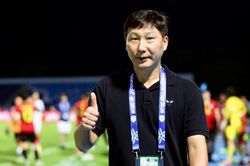 HLV Kim Sang-sik cảnh báo tuyển Việt Nam không thỏa mãn sau trận thắng 7-0