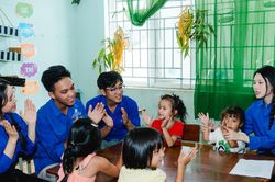 Gieo tri thức từ 'lớp học áo xanh'