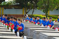 Tuổi trẻ 'Uống nước nhớ nguồn'