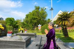 Tên anh trên bia đá nào