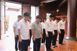 Đoàn công tác Ủy ban Trung ương MTTQ Việt Nam tri ân liệt sĩ, gia đình chính sách tỉnh Điện Biên