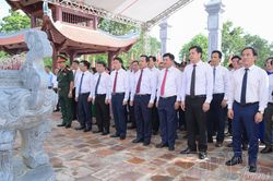 L&atilde;nh đạo tỉnh Điện Bi&ecirc;n d&acirc;ng hương, tri &acirc;n anh h&ugrave;ng liệt sĩ
