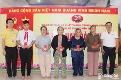 Tặng quà trị giá 130 triệu đồng cho gia đình chính sách, học sinh nghèo
