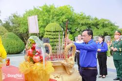 Tuổi trẻ Đồng Nai thắp nến tri ân các anh hùng liệt sĩ