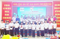 Xã Mỹ An Hưng: Trao tặng học bổng cho trẻ em mồ côi có hoàn cảnh khó khăn