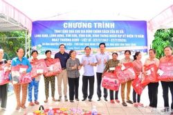 Lãnh đạo tỉnh Đồng Tháp trao gần 500 phần quà cho các gia đình chính sách tại 5 xã