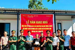 Xã Bình Hiệp bàn giao 3 căn nhà cho gia đình chính sách và hộ khó khăn