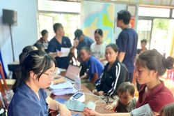 Khám bệnh, cấp thuốc miễn phí cho hơn 400 người dân tại quê hương Anh hùng A Sanh