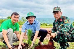 Trồng 1.200 cây xanh tại thao trường huấn luyện của Ban CHQS xã KDang