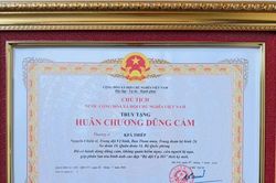 Chủ tịch nước truy tặng Huân chương Dũng cảm cho Thượng sĩ Kpă Thiêp